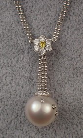 SOUTH SEA PEARL AND DIAMOND NECKLACESOUTH