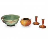 A GROUP OF ROSEVILLE POTTERY ITEMSA 2eed43