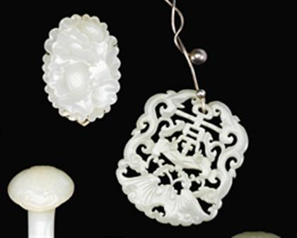 Two Chinese white jade pendants  4b185