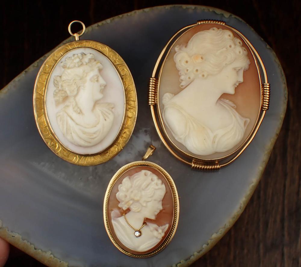 COLLECTION OF THREE CAMEO PENDANT BROOCHESCOLLECTION 2edf23