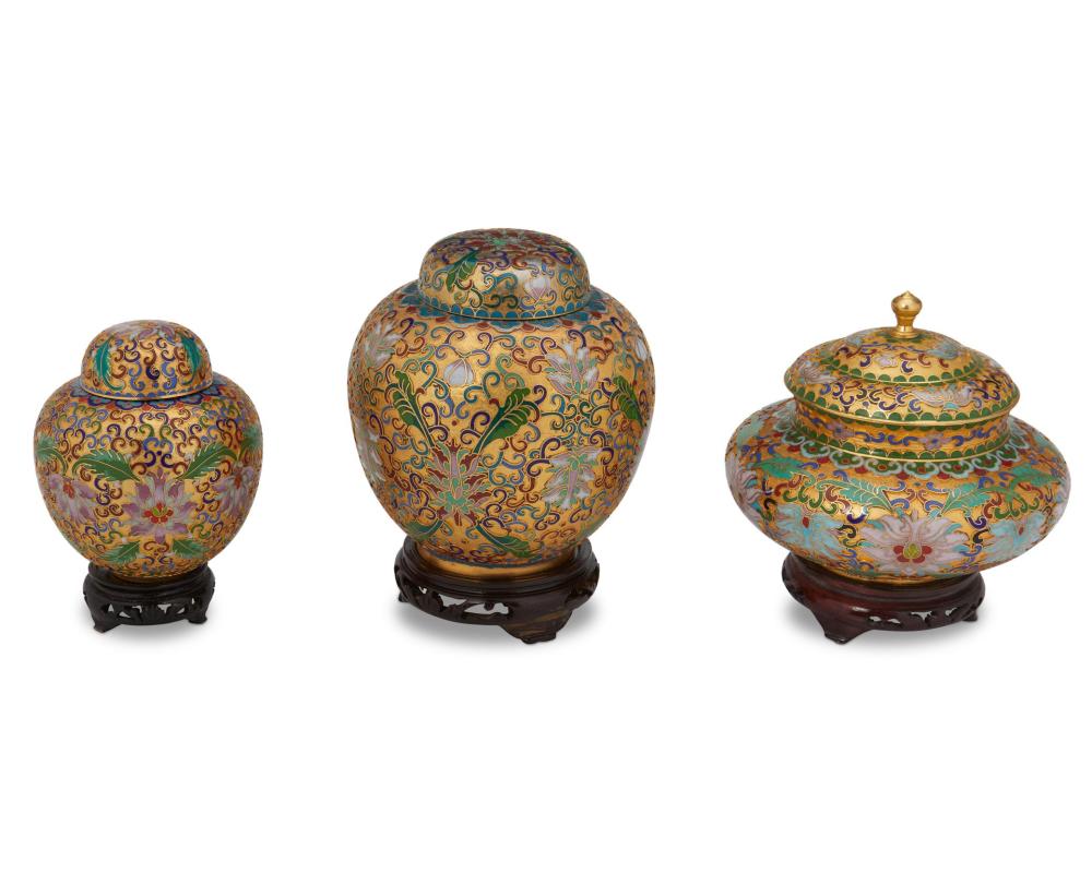 THREE CHINESE CLOISONNE VESSELSThree 2ee59e