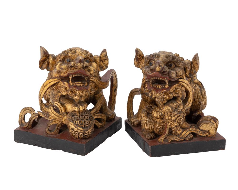 A PAIR OF CHINESE CARVED GILTWOOD 2ee5a2