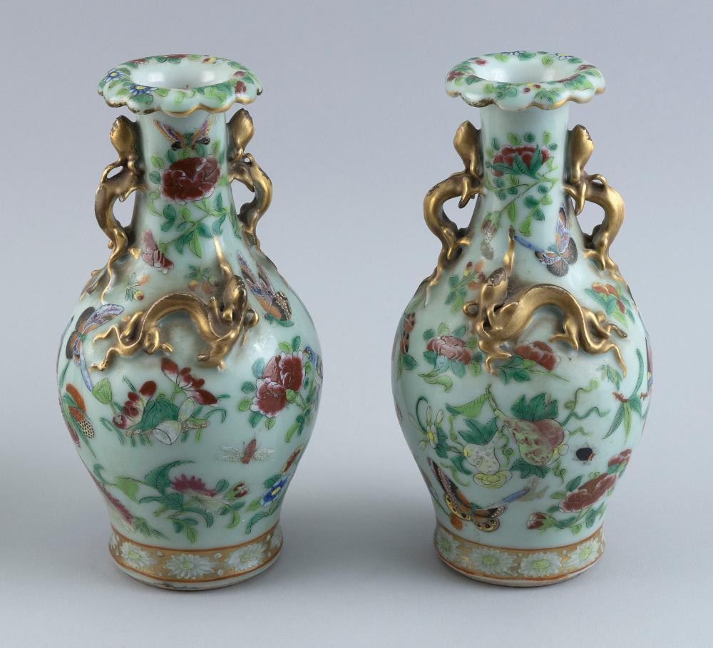 PAIR OF CHINESE EXPORT ROSE CANTON ON CELADON 2f0ee6