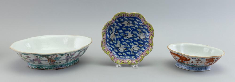 THREE CHINESE FAMILLE ROSE PORCELAIN 2f2011