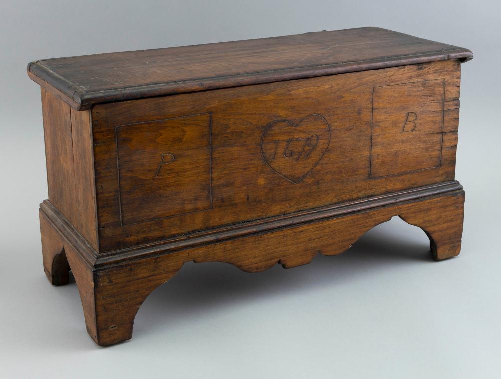 MINIATURE BLANKET CHEST 19TH CENTURY 2f25a5