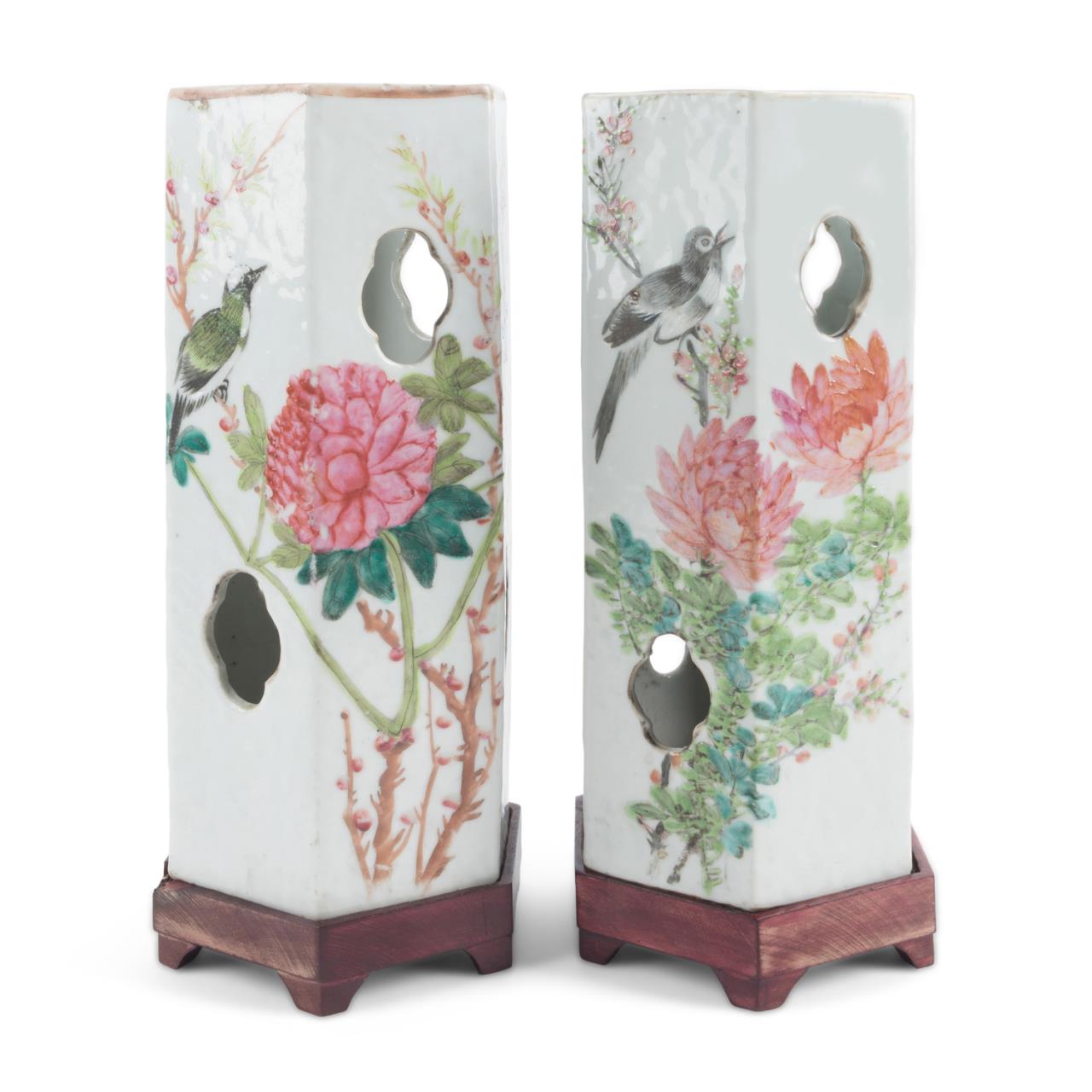 2 CHINESE FAMILLE ROSE HAT STANDS 2f9582
