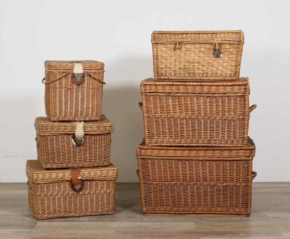 GROUPING OF SIX WICKER TRUNKS AND 2fe52e