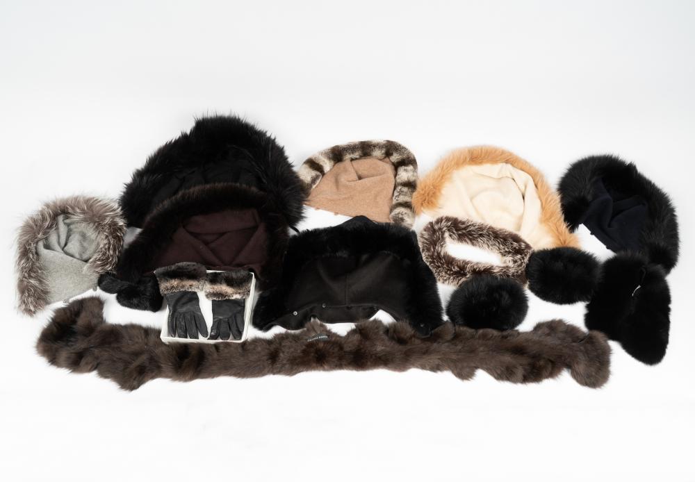 SMALL COLLECTION OF FUR ACCESSORIEScomprising 300f69