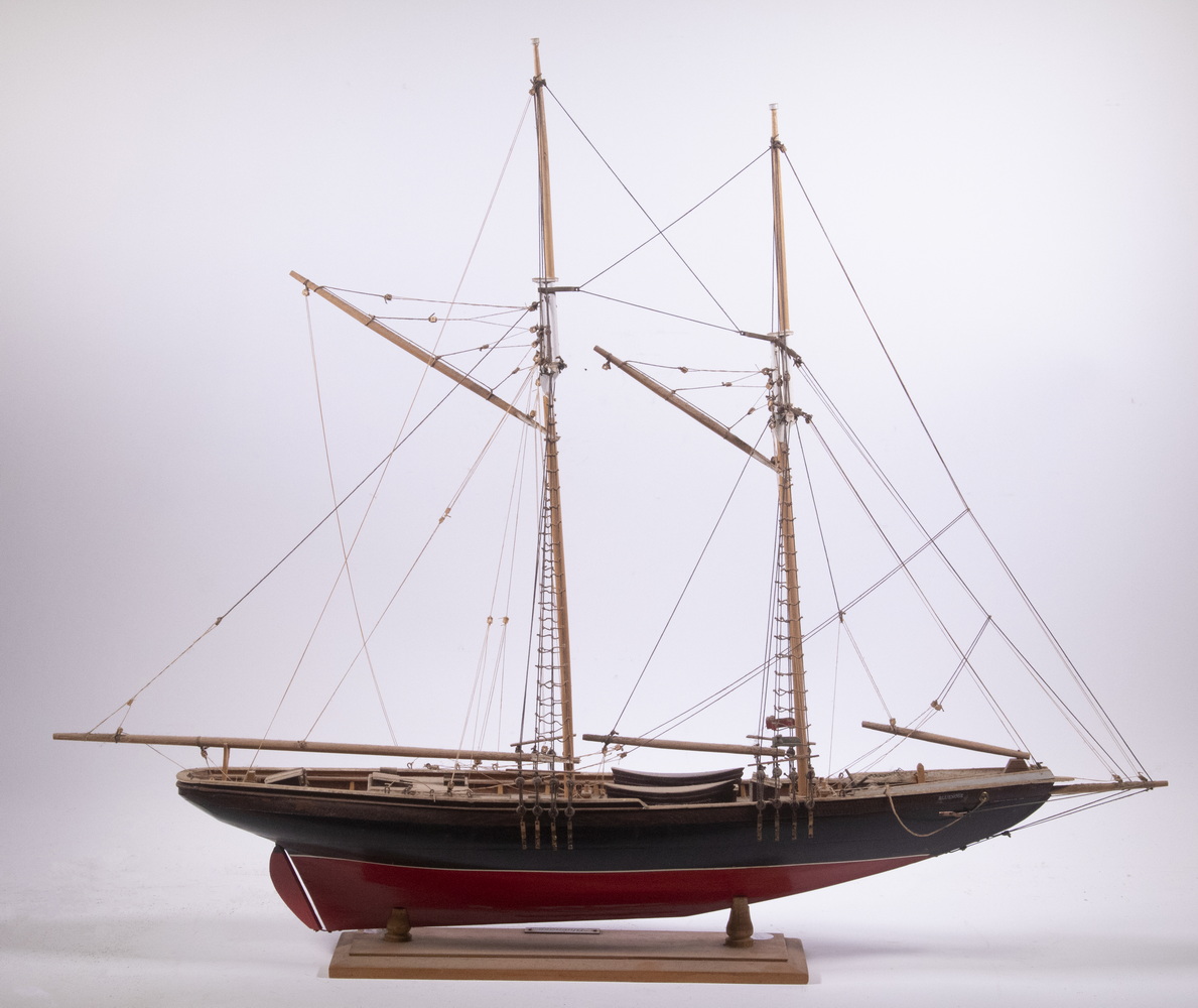  BLUENOSE WOODEN SHIP MODEL Vintage 30225d