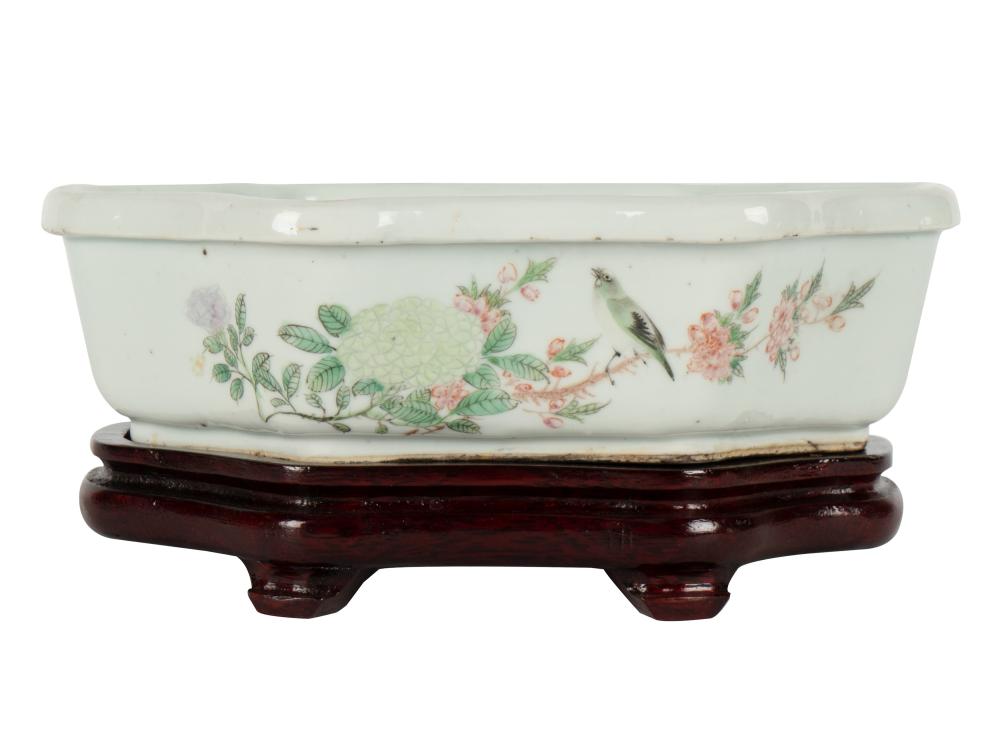 CHINESE PORCELAIN BASIN WITH WOOD 303569
