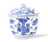 LARGE CHINESE BLUE & WHITE COVERED JAR,