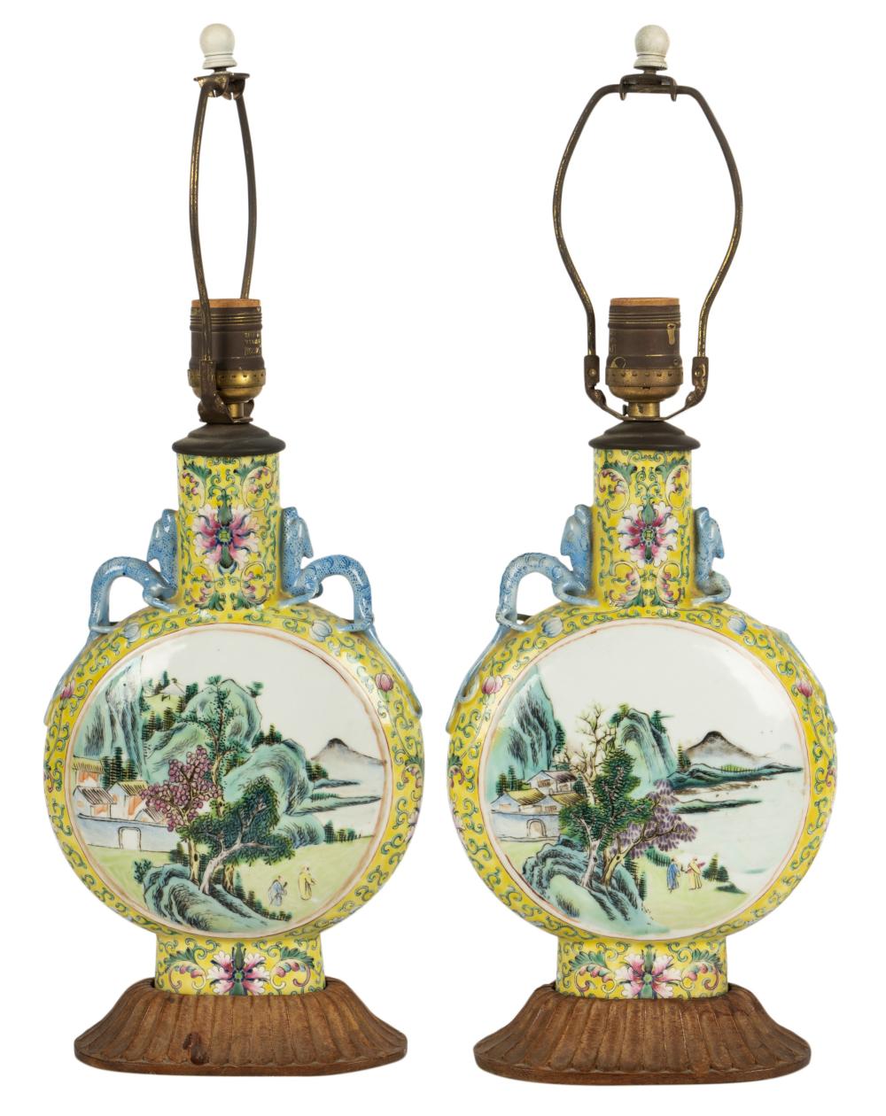 PAIR OF CHINESE FAMILLE JAUNE PORCELAIN 30435a