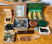 Vintage lot, including: wood and brass