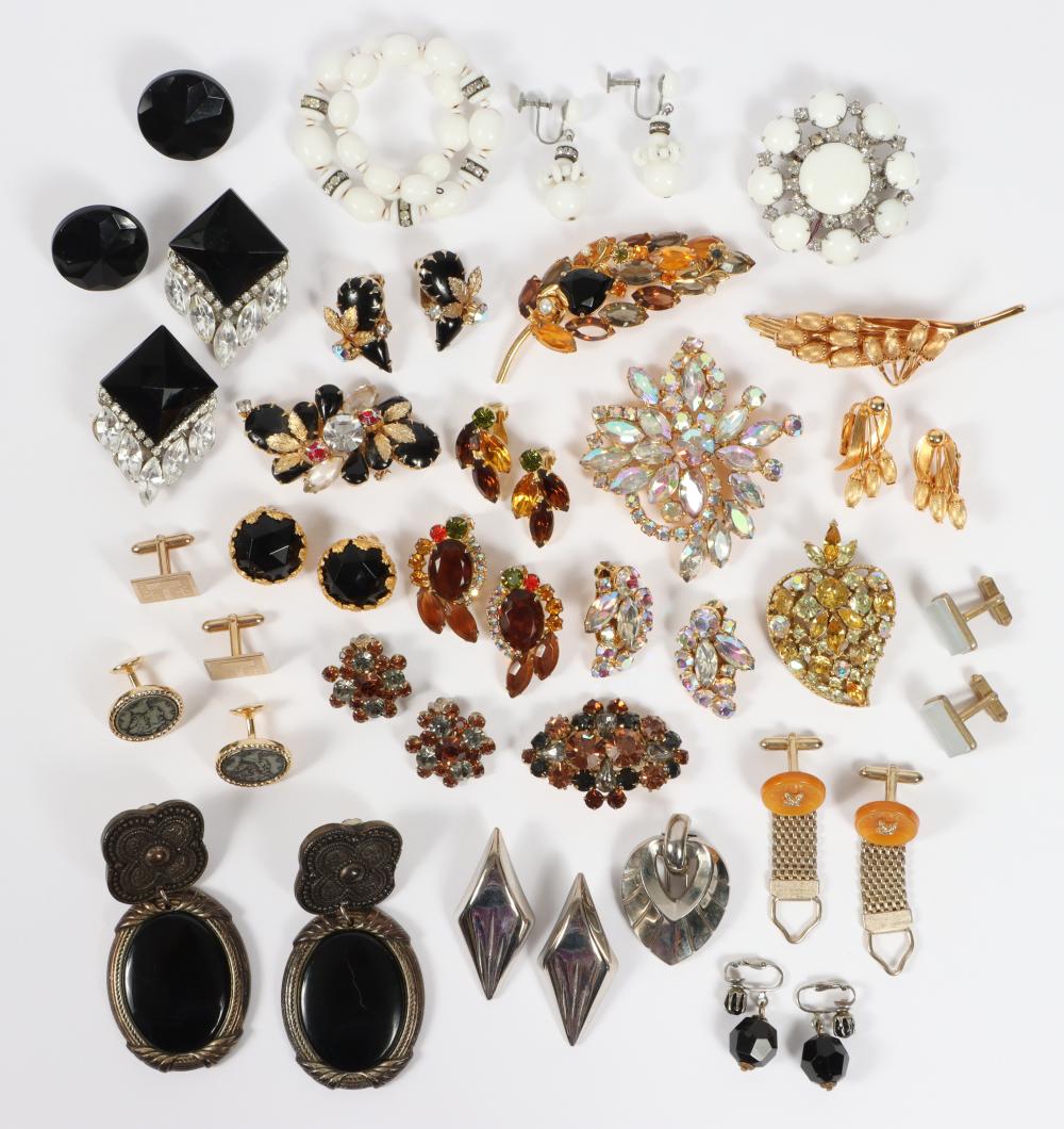 VINTAGE COSTUME JEWELRY GROUP INCLUDING  30a476