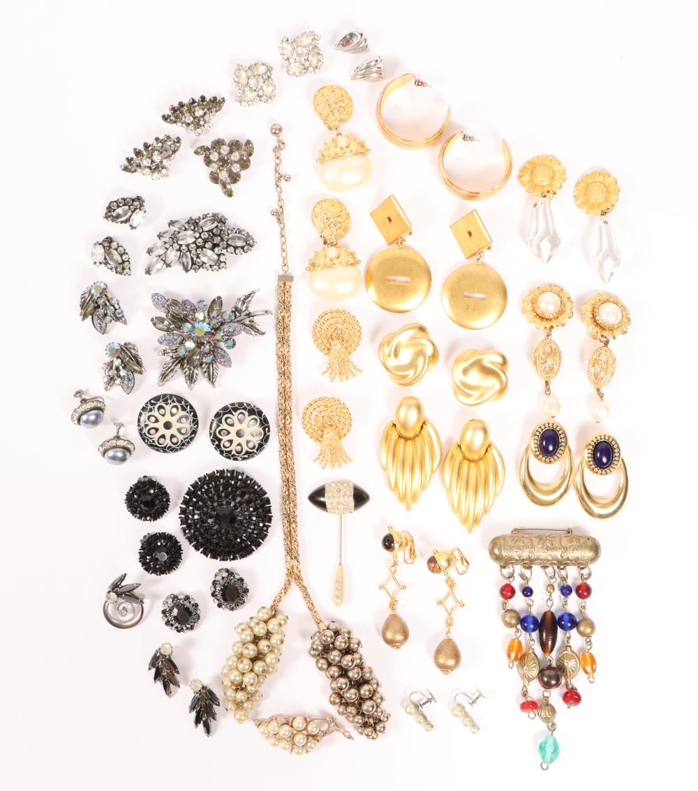 VINTAGE COSTUME JEWELRY GROUP INCLUDING  30a487