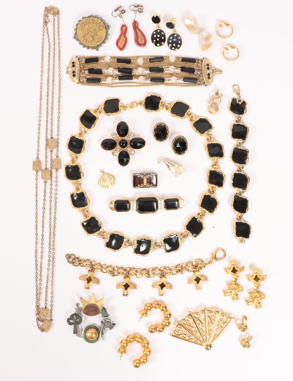 VINTAGE COSTUME JEWELRY GROUP INCLUDING  30a489
