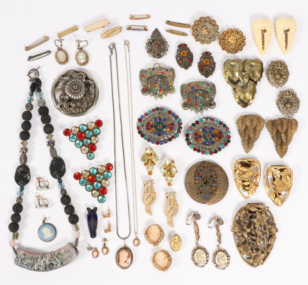 VINTAGE COSTUME JEWELRY GROUP INCLUDING  30a48d