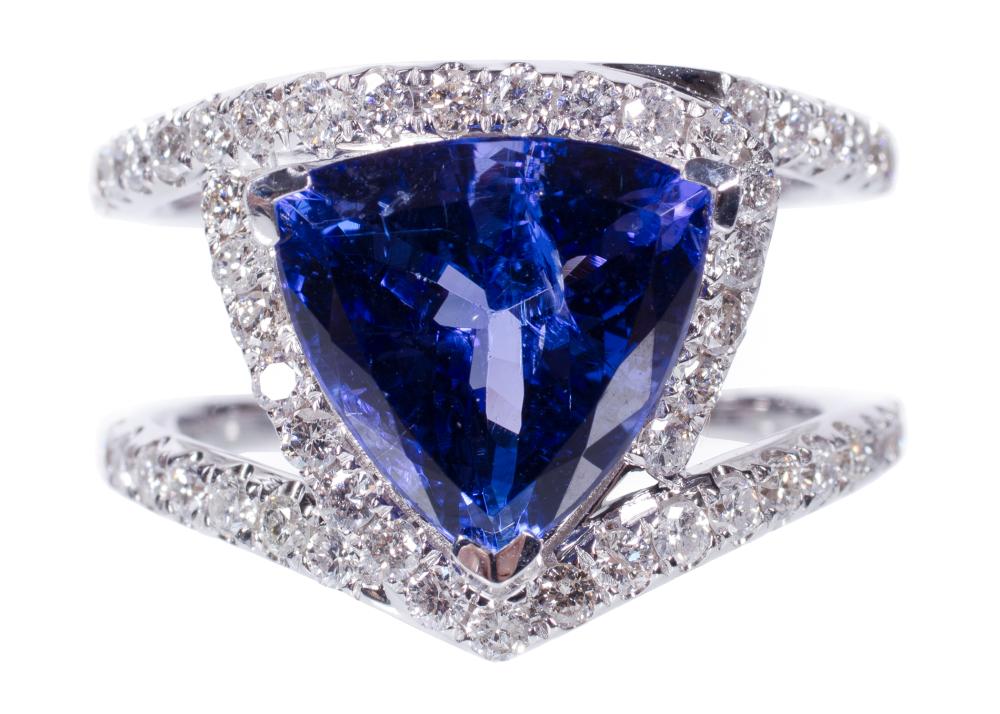 18 KT WHITE GOLD TANZANITE AND 3092d5