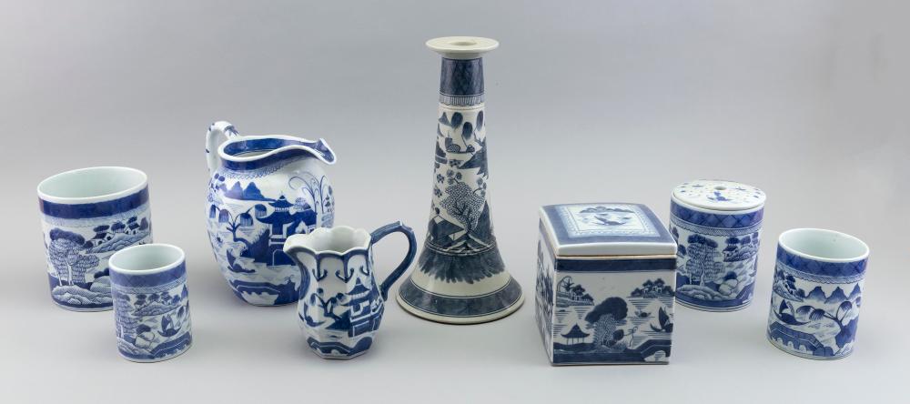 EIGHT CHINESE EXPORT BLUE AND WHITE 30b589