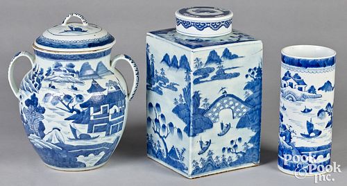 TWO CHINESE EXPORT PORCELAIN CANTON 30f8c4