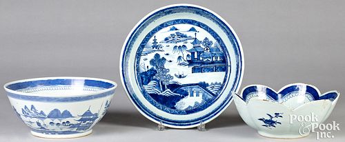 THREE CHINESE EXPORT PORCELAIN 30f8c5