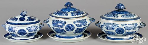 THREE CHINESE EXPORT PORCELAIN 30f8cc