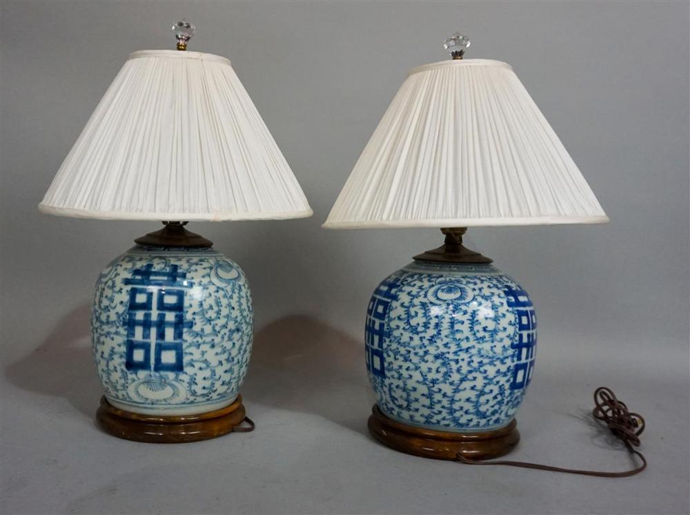 PAIR OF CHINESE BLUE AND WHITE 31318d