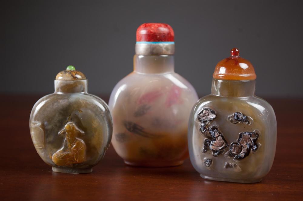 THREE CHINESE AGATE SNUFF BOTTLES  3158d1