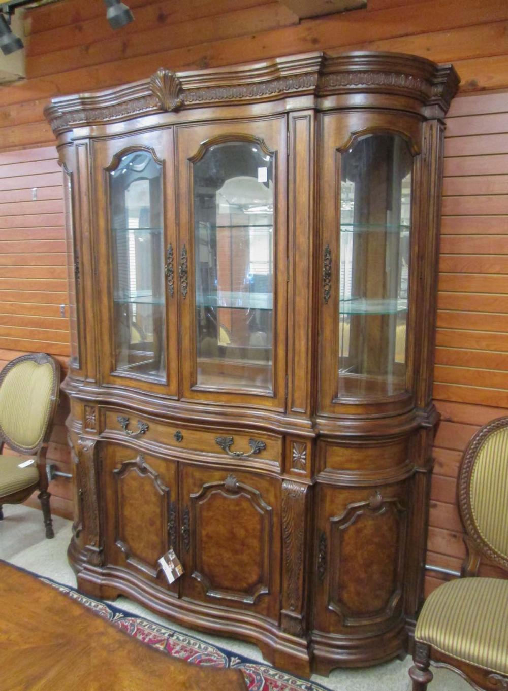 DREXEL HERITAGE CHINA CABINET ON 31590a