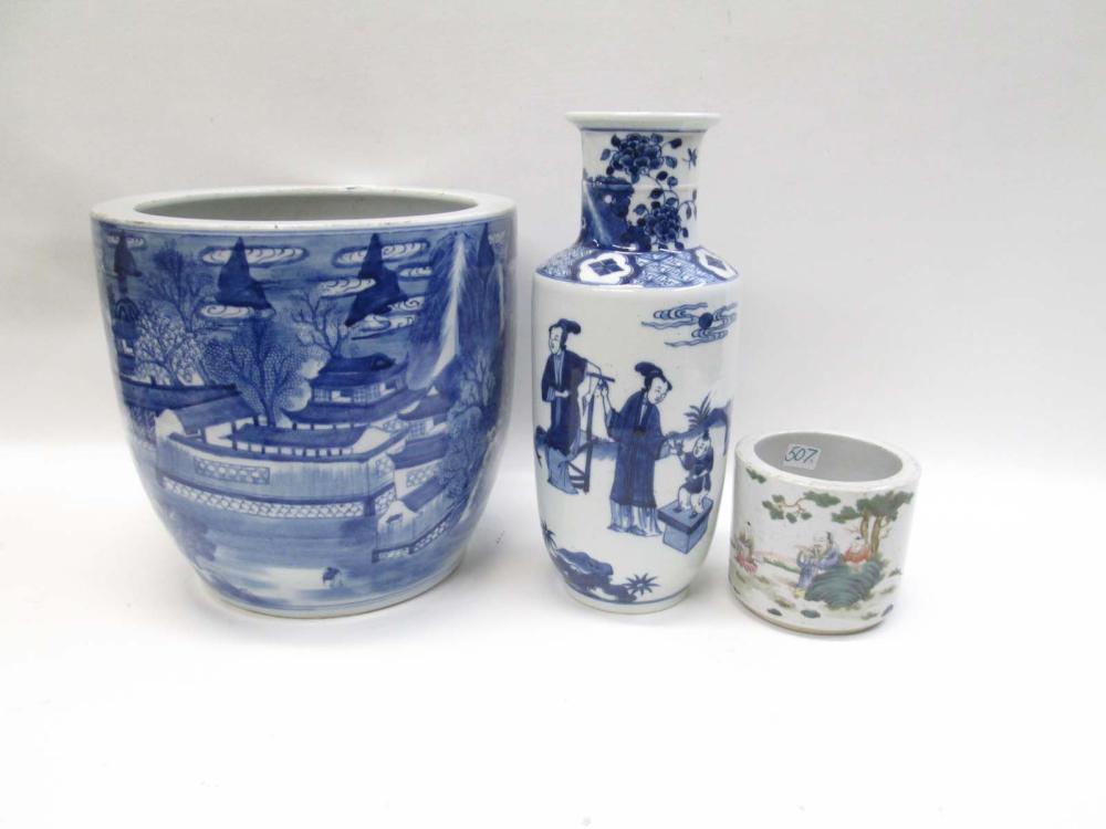 THREE CHINESE PORCELAIN VESSELS  315dde