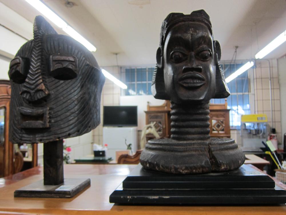 TWO AFRICAN TRIBAL WOOD CARVINGS  3160f1
