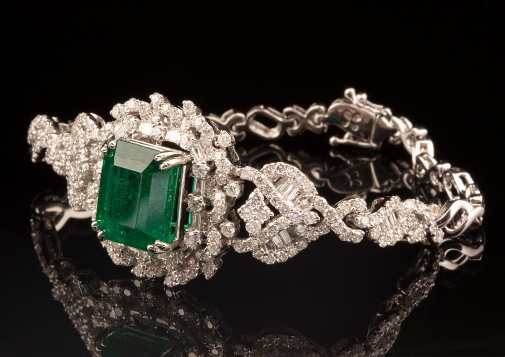 18 KT WHITE GOLD EMERALD AND 318b41