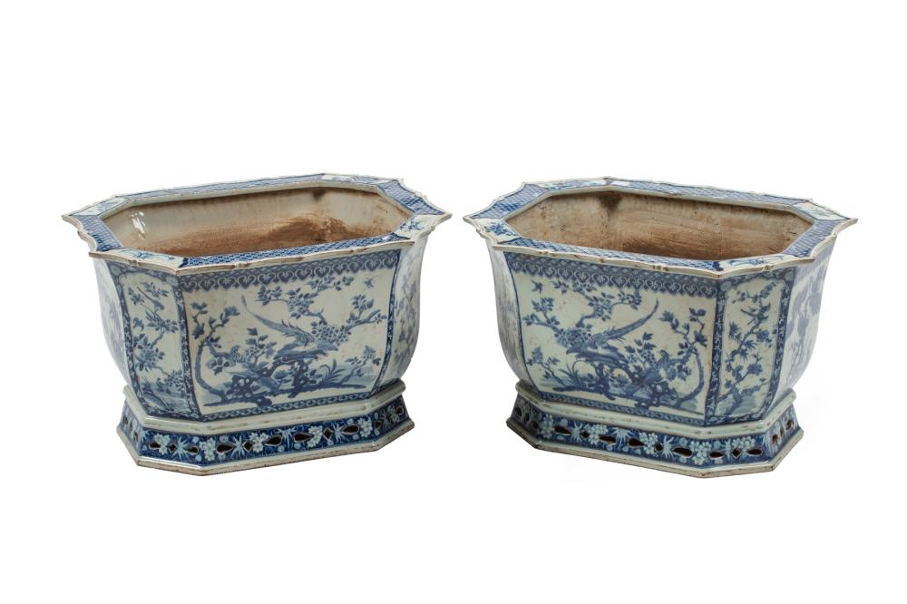 CHINESE BLUE AND WHITE PORCELAIN 31907b