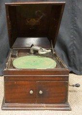 VICTOR TALKING MACHINE CO. STAINED MAHOGANY