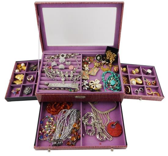 COSTUME JEWELRY 40 PIECES IN 31b0a3