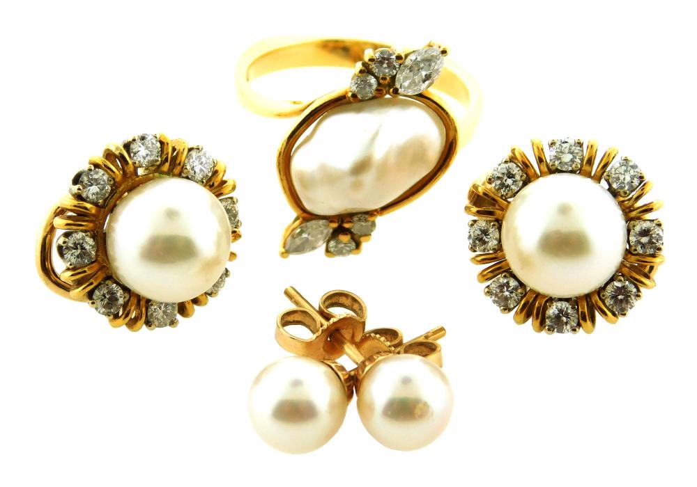 JEWELRY TWO PAIR OF PEARL EARRINGS 31dc61