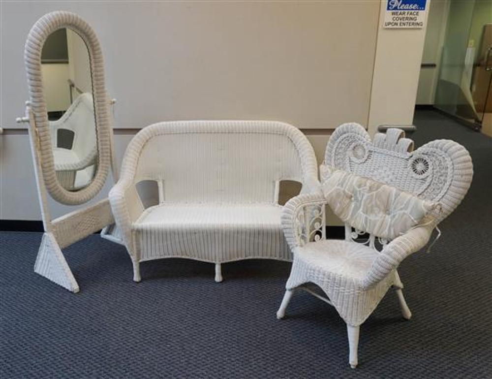 WHITE PAINTED WICKER SETTEE A 3208a7