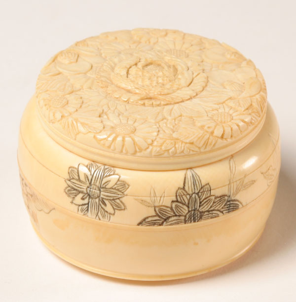 Japanese carved ivory round box  50119