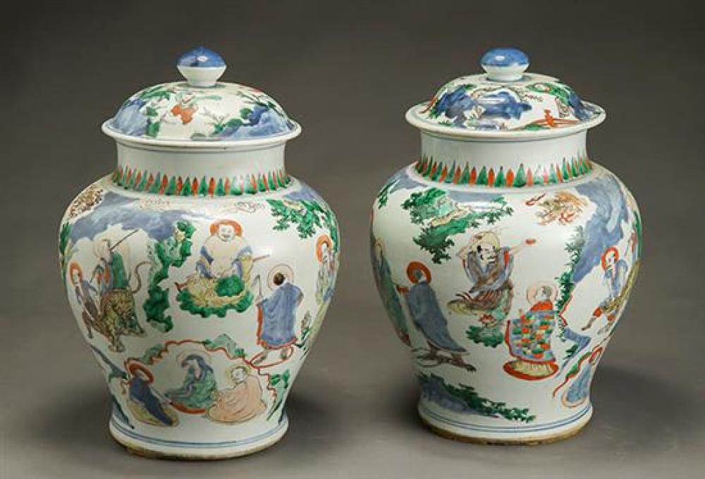 PAIR OF CHINESE WUCAI HU FORM COVERED 31ebb7