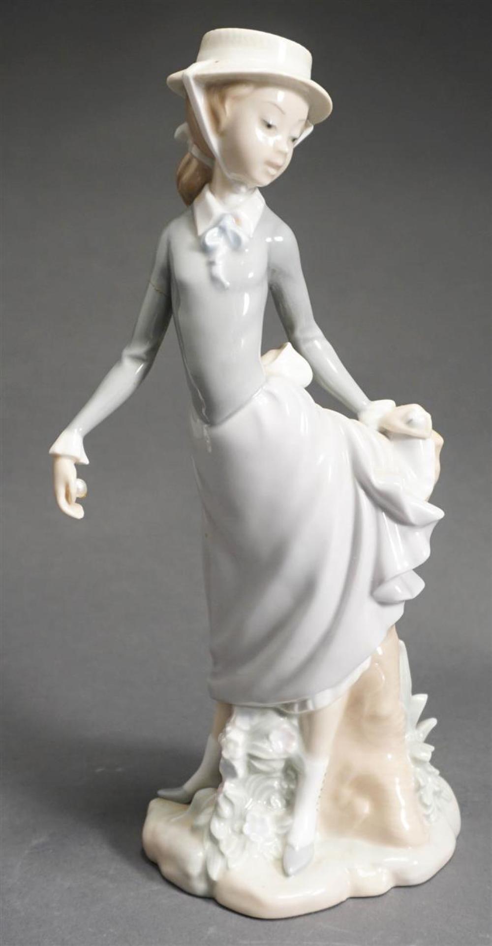 LLADRO PORCELAIN FIGURE OF YOUNG 322705
