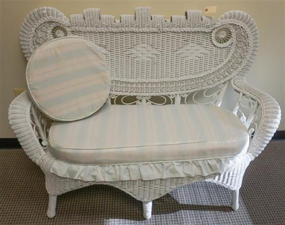 VICTORIAN STYLE WHITE PAINTED WICKER 3217b9