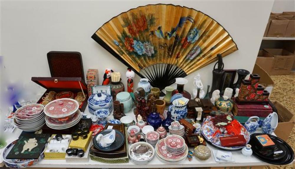 LARGE COLLECTION WITH ASIAN PORCELAIN 324e77