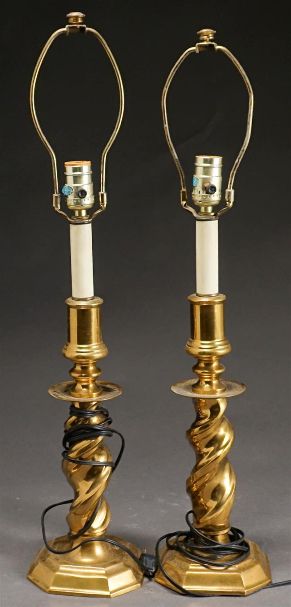 PAIR OF BRASS CANDLESTICK TABLE 325406