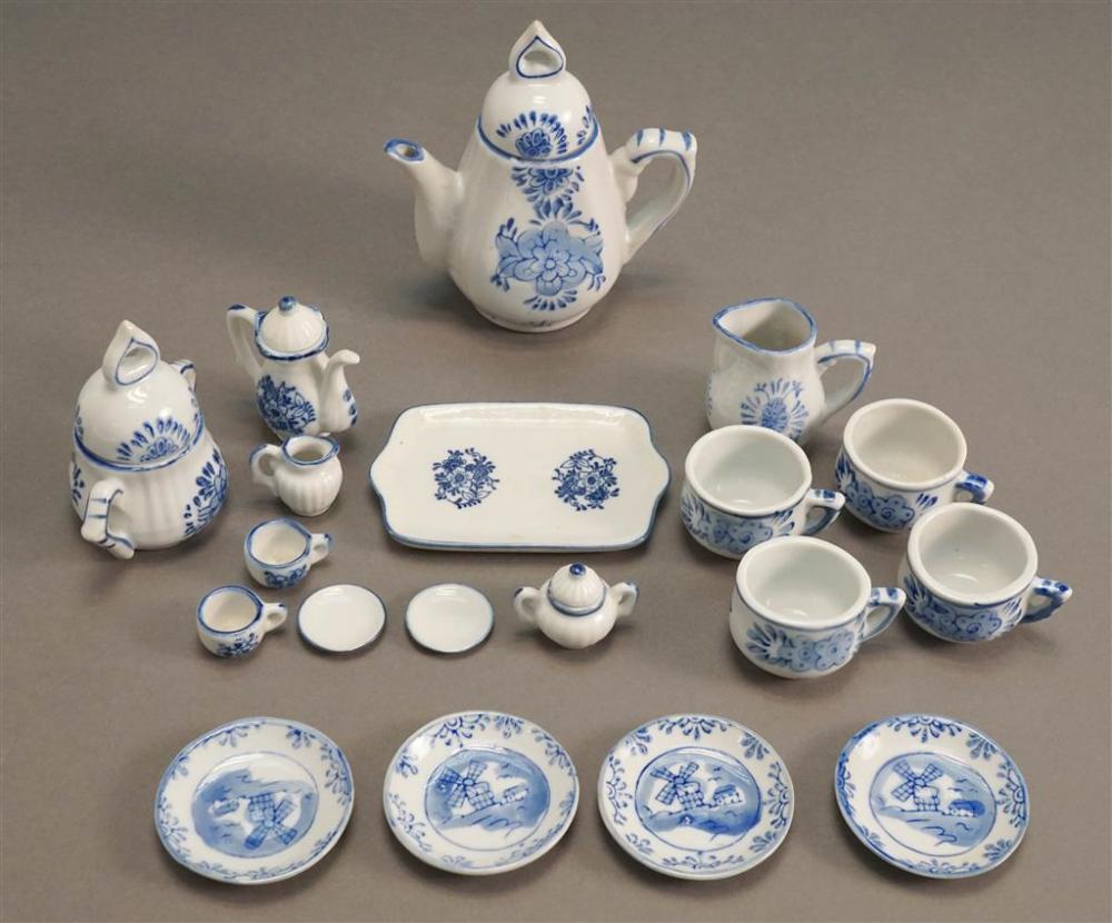 GROUP WITH DELFT TYPE AND BLUE 327fe0