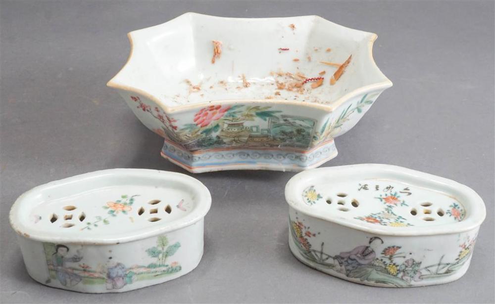 CHINESE PORCELAIN FOOTED DISH AND 3299e3