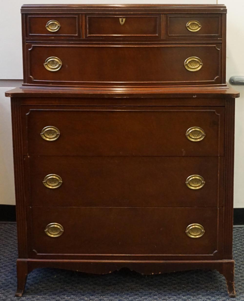 FEDERAL STYLE MAHOGANY CHEST OF 32a845