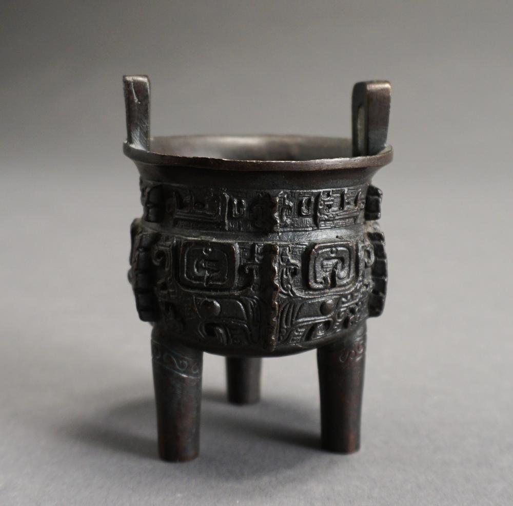 CHINESE ARCHAIC STYLE BRONZE MINIATURE 32a9e6