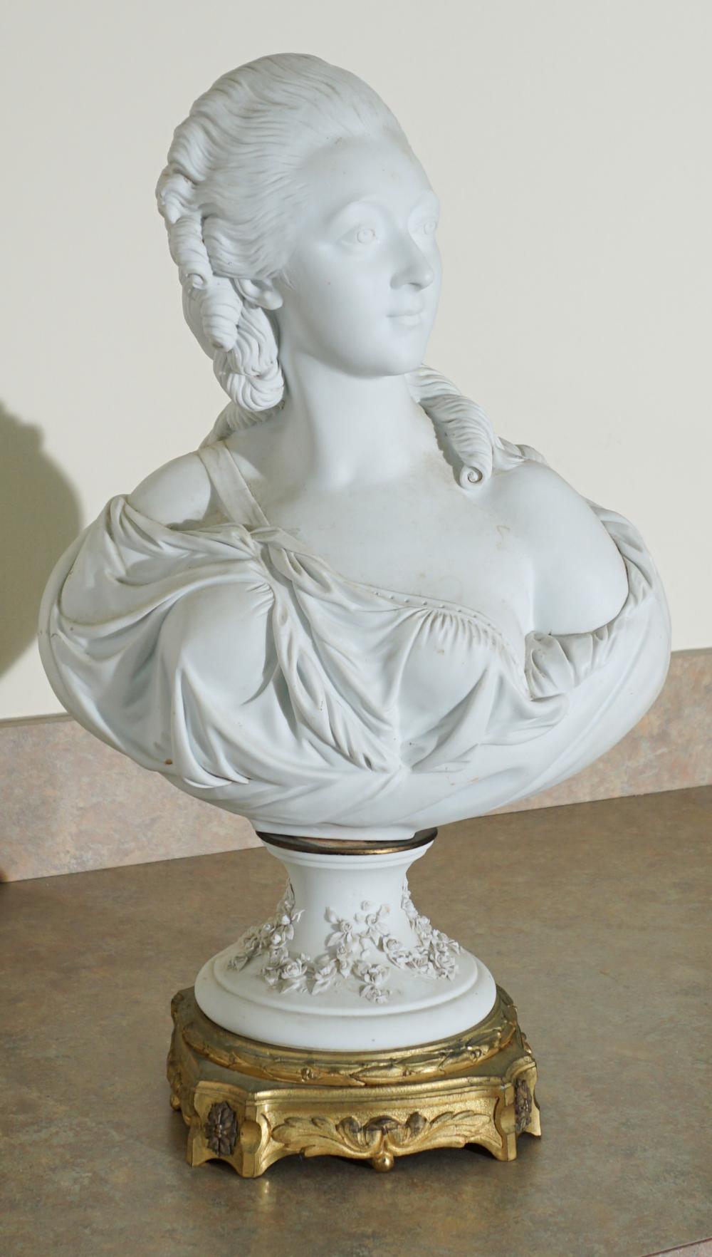 SEVRES TYPE BISQUE BUST OF A COURT 32e6e0