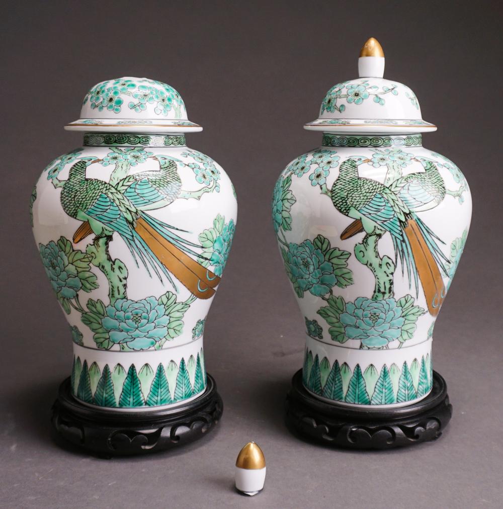 PAIR CHINESE FAMILLE VERTE COVERED 32ea57
