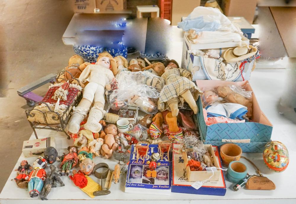 LARGE COLLECTION WITH DOLLS DOLLHOUSE 32d234